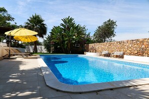 Piscine avec terrasse dans le jardin