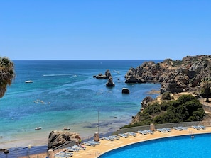 Zona da piscina sobre a praia de Dona Ana