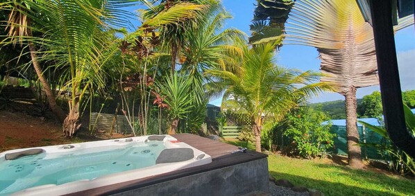 Outdoor spa tub