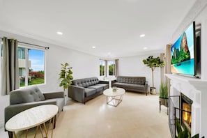 Family Room STR23-0052