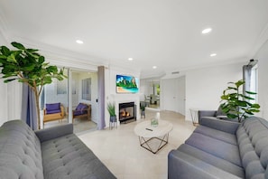 Family Room STR23-0052