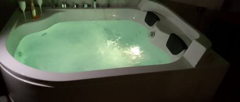 Bañera de hidromasaje cubierta
