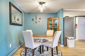 Dining Area | Dishware & Flatware Provided