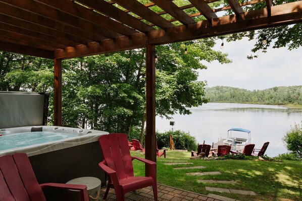 Outdoor spa tub