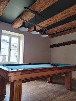 Salle billard et jeux de fléchettes pour s'amuser en famille et entre amis !