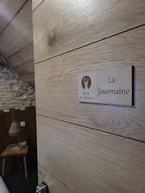 Signalétique des chambres. Ici, entrée de la chambre La Jourmaine