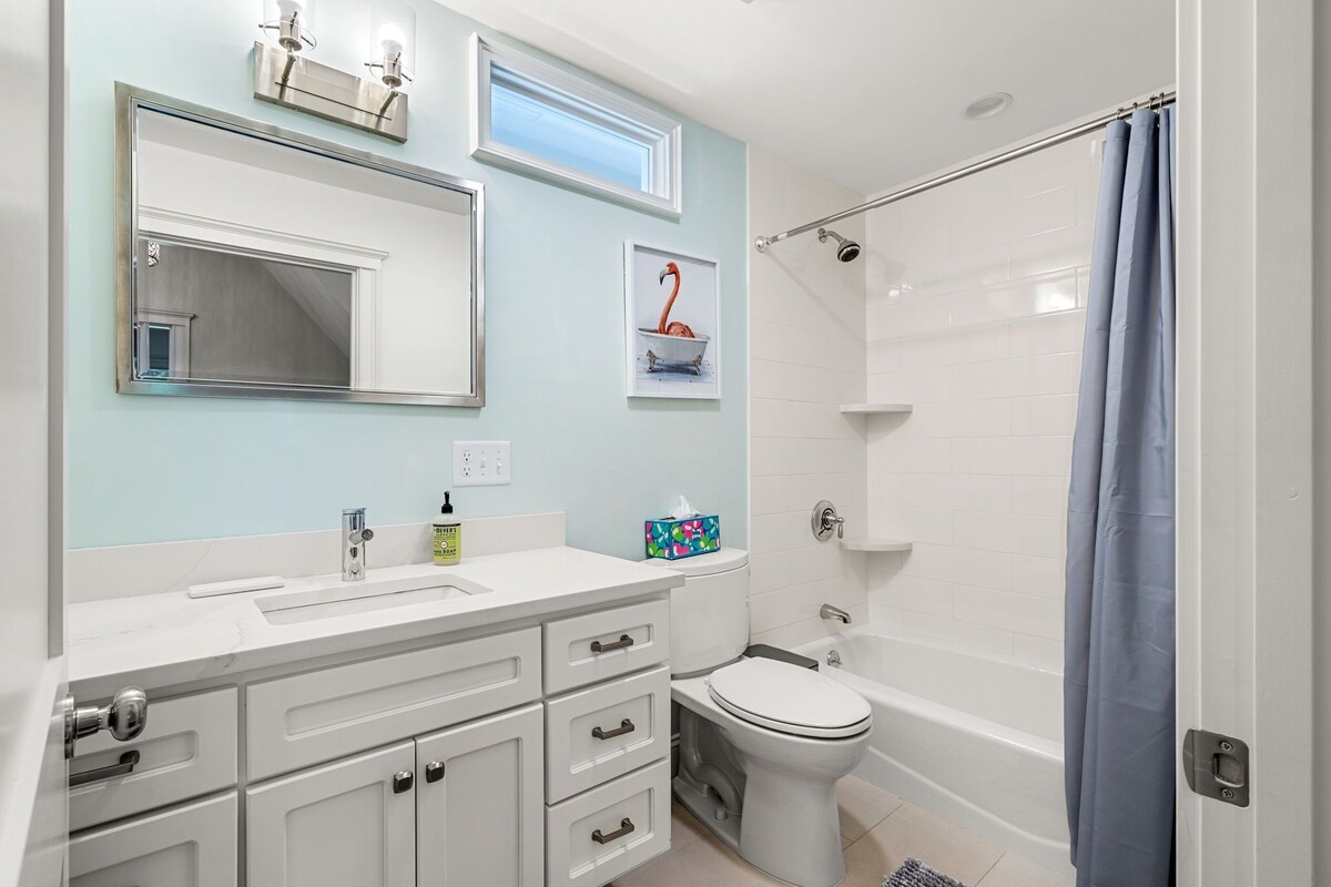 NEWLY Renovated Luxury Home, Walk To Town & Beach. 5 Bedroom, 3.5 Bath + Office.