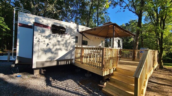 42 foot fifth wheel with private deck and gazebo 