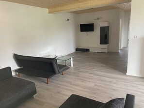 Ferienwohnung, 100 qm, 2 Schlafzimmer, Terrasse, max. 5 Personen-Großes Wohnzimmer mit Schlafmöglichkeit