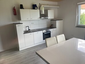 Ferienwohnung, 100 qm, 2 Schlafzimmer, Terrasse, max. 5 Personen-Küche und Essbereich