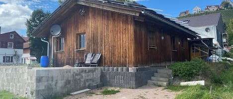 Ferienhaus, 60 qm, 2 Schlafzimmer, 1 Wohn-/Schlafzimmer, Terrasse, max. 3 Personen-Ferienhaus von außen