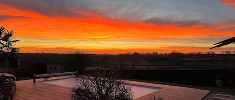 Coucher de soleil sur piscine