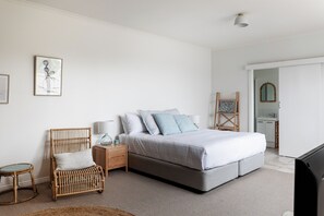 Bedroom 3 - 1 x King Size Bed
1 x King Single Bunks