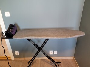 Iron/ironing board