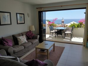 Lagoverdesuites B1 bi-fold doors to balcony