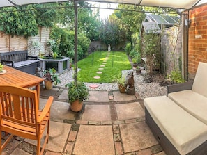 Sitting-out-area | Burwood Cottage, Chalkhouse Green, near Reading