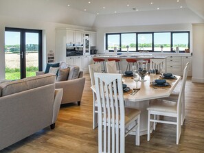Dining Area | Metfield, California, near Scratby