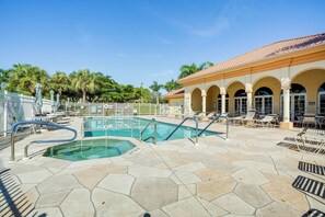 Community Amenities | Outdoor Pool