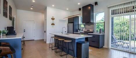 The Mandalay home - a SkyRun Central Dallas Property - Kitchen - Ample kitchen