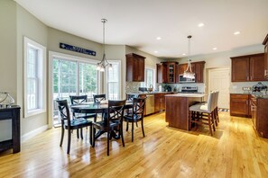 Dining Area | Dining Table | Dishware/Flatware
