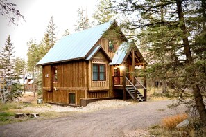 Cozy, yet spacious, cabin up on Terry Peak.