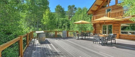 Golden LeGrande Lodge with spacious deck with outdoor seating