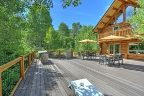 Golden LeGrande Lodge with spacious deck with outdoor seating