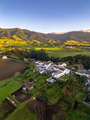 VISTA DE CIMA DA CASA XADREZ E DA LOMBA DO BOTÃO, POVOAÇÃO
