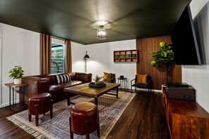 Living room with Smart TV and Record player