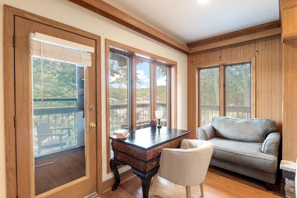Sun Room is Where Comfort Meets Panoramic Views