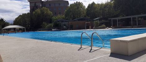 Piscine  de vals les Bains dans  son parc  des Thermes  .