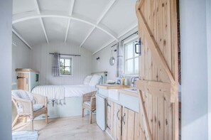 Haven View - 1 Bed Shepherds Hut - St Ishmael's (21912)