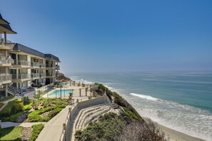 Del Mar Beach Club Amenities | 4 Outdoor Pools | 2 Jacuzzis | Oceanview Lounge