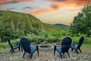 Enjoy the warmth of the fire pit along with an amazing mountain view.