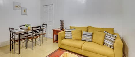 Los Angeles Vacation Rental | 2BR | 1BA | Step-Free Access | 500 Sq Ft