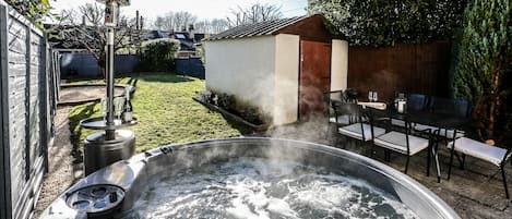 Garden With the hot tub and patio heater 