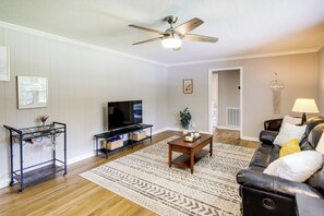 Living Room | Smart TV | Bar Cart | Pet Friendly w/ Fee