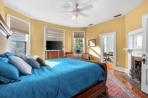 King Bed in beautiful bedroom- TV, Sitting area