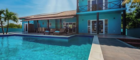 A beautiful villa, brand new renovated, big pool, tropical garden, driftwoordart