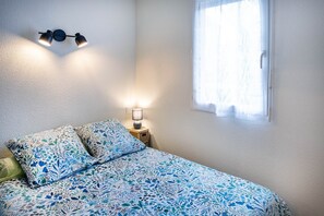 Une chambre spacieuse, équipée d’un lit double confortable, vous permettra de passer des nuits paisibles après une journée d'exploration