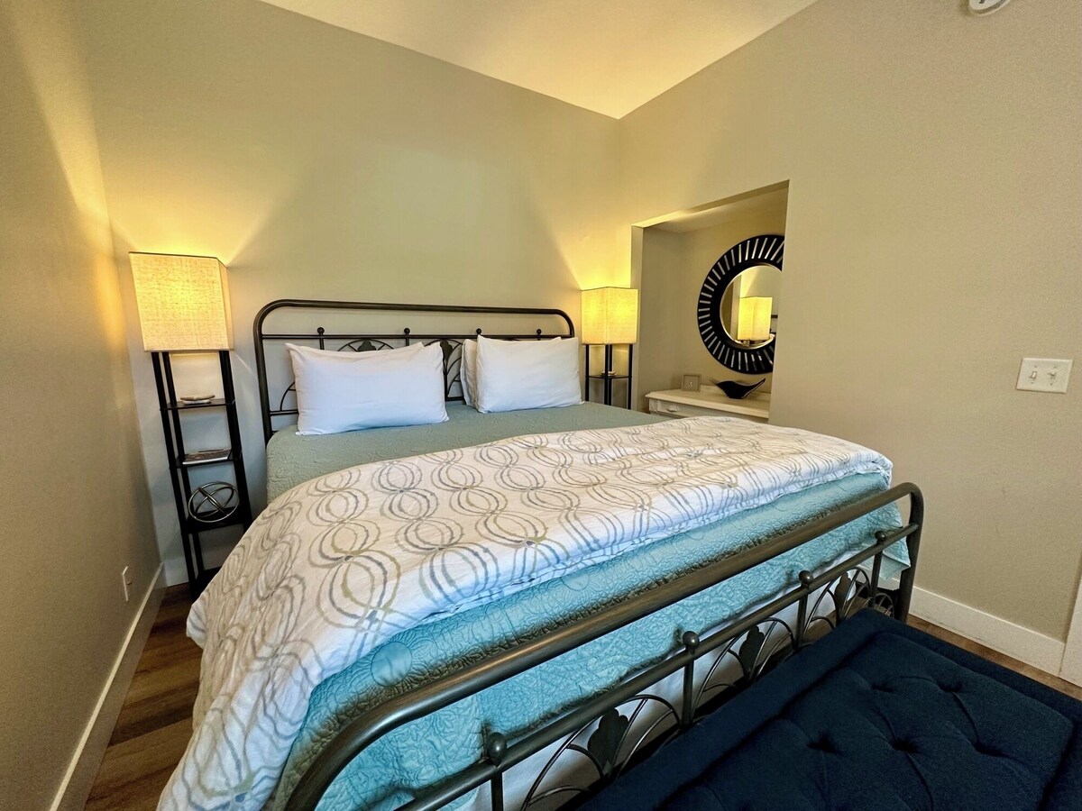 Brownstone Signature Suite-Historic Building in the Heart of Historic Downtown Bisbee