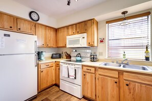 Kitchen | Cooking Basics | Coffee Maker | Paper Towels/Trash Bags Provided