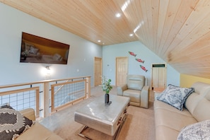 Family Room | Flat-Screen TV | Washer/Dryer