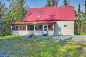 House Exterior | Screened-In Porch | Fire Pit