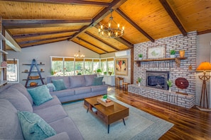 Beautifully designed Living Room, vaulted ceilings, 2 sofas , Chandelier. 😍