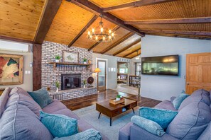 Beautifully designed Living Room with vaulted ceilings, 2 sofas , Smart TV 😍
