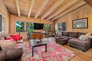 Comfortable living room with plenty of space for everybody