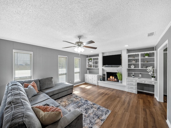 Spacious Living Area with Queen Sleeper sofa!!