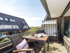 Balkon mit Morgensonne und seitlichem Meerblick