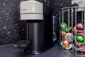 Enjoy your morning brew with ease using our coffee machine. Whether you crave a bold espresso shot or a smooth cappuccino, this machine has you covered.
